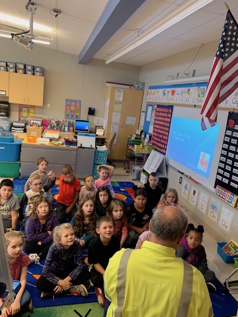 LEC plant manager reads to elementary students at Niles Primary.